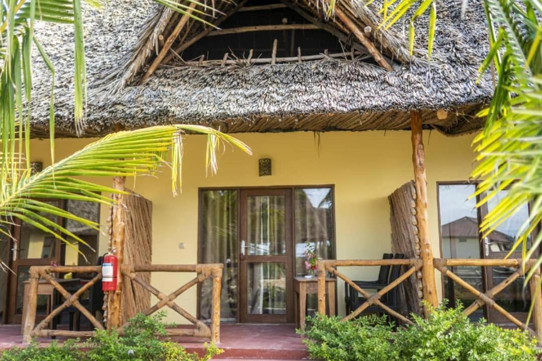 Amber Lodge Понгве Екстериор снимка